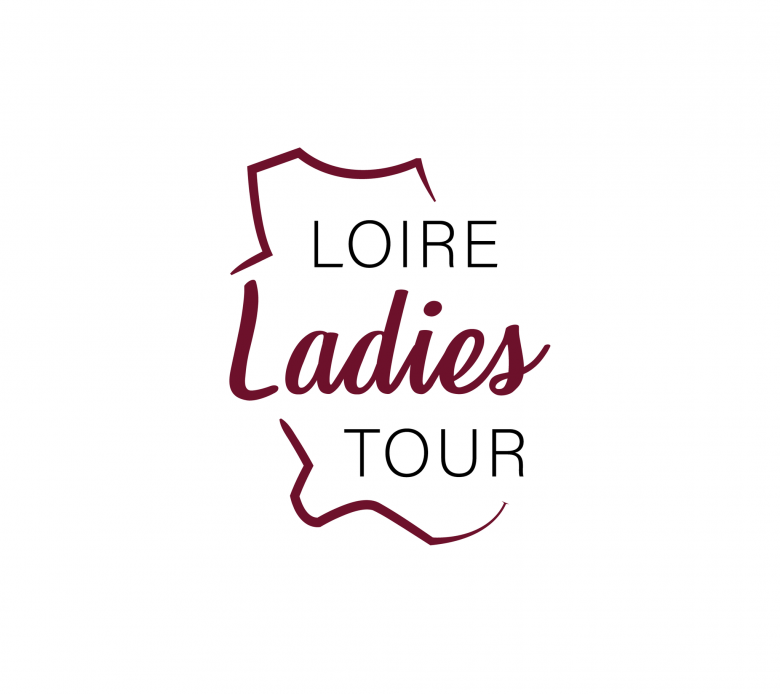logo Loire Ladies Tour représentant les contours du département en bordeaux avec le texte par dessus en noir et bordeaux