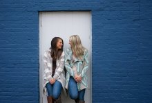 deux jeunes filles devant une porte 