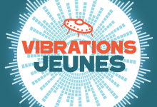 logo rond et blanc sur fond bleu canard avec le nom "vibrations jeunes" en orange et bleu sur le rond