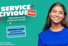 jeune femme brune avec un t-shirt bleu qui pose devant un fond uni vert