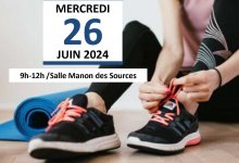 affiche dans les tons de bleus avec une personnes qui lasse des chaussures de sport en gros plan