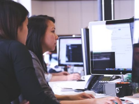 jeunes femmes travaillant devant un ordinateur